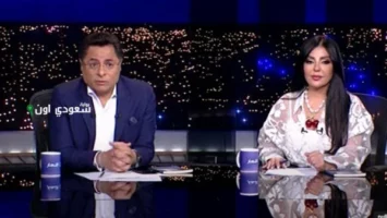 راغدة شلهوب تداعب خالد أبو بكر حول هاتفه المحمول