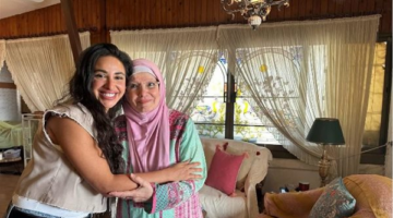 آية سماحة تزور مشيرة إسماعيل لتقديم اعتذار رسمي بعد أزمة العيادة البيطرية