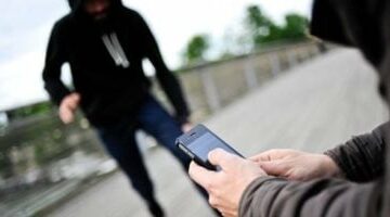 القبض على المتهمين بسرقة الهواتف المحمولة من المواطنين بمصر القديمة