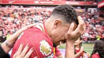 ترينت ألكسندر أرنولد يبكي مع عائلته في وداع نادي ليفربول بملعب الأنفيلد
