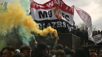 احتجاجات من جماهير مانشستر يونايتد قبل لقاء أستون فيلا