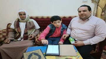 «عبد الرحمن» طفل لا يتكلم لكنه يحفظ القرآن.. يحدد السورة بمج