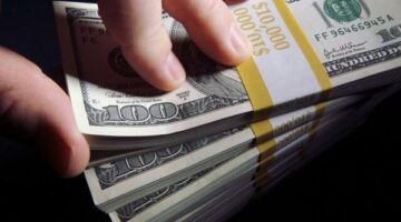 أسباب وراء الستار لانخفاض أسعار الدولار.. الرسالة وصلت