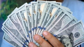 تحرك مفاجئ يضرب أسعار الدولار في بنكين بمصر وهذا أعلي سعر للدولار بـ8 بنوك هل شهد تغير جديد في السوق السوداء؟