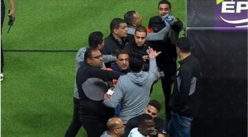 بعد صافرة الحكم.. ماذا أشعل المشادة العنيفة بين الزمالك والمصري في برج العرب؟ (فيديو)