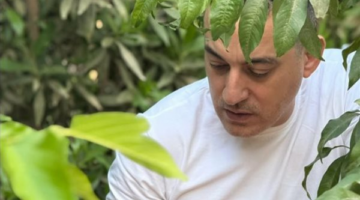 محمد دياب يشارك الجمهور صوره في مزارع الخوخ..(فيديو)
