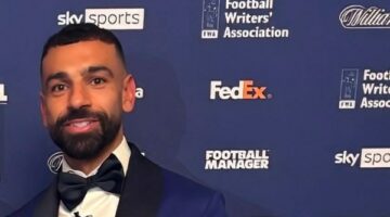 محمد صلاح يتسلم جائزة رابطة الكتاب الإنجليزية.. ويعلن طموحه لتحطيم الرقم القياسي