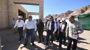 وزير الإسكان يتفقد سير العمل بمنطقة الزيتونة ضمن تطوير موقع “التجلى الأعظم فوق أرض السلام”