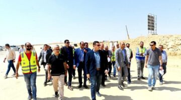 وزير الإسكان يتفقد مشروعات المرافق والطرق الجارية بالامتداد الجنوبي بالقاهرة الجديدة