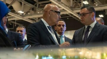وزير الإسكان يختتم مشاركته بمعرض عُمان العقاري 2025 ويشيد بمشروع «وادي زها»