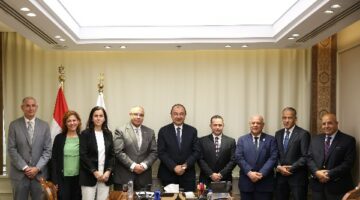 وزير قطاع الأعمال يتابع خطوات إعادة تشغيل مصنع بلوكات الأنود بالعين السخنة
