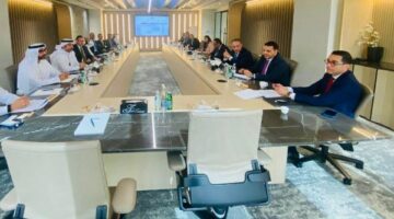 وزير الاستثمار يلتقي رئيس مجموعة أبوظبي للطيران لاستعراض مجالات التعاون
