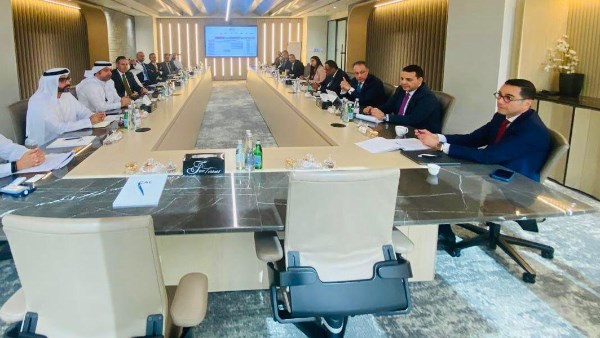 وزير الاستثمار يلتقي رئيس مجموعة أبوظبي للطيران لاستعراض مجالات التعاون