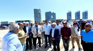 وزير الإسكان يتفقد الممشى السياحي وأعمال تجهيز الشاطئ بالعلمين الجديدة