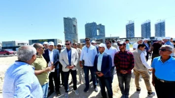 وزير الإسكان يتفقد الممشى السياحي وأعمال تجهيز الشاطئ بالعلمين الجديدة
