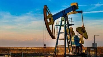 أسعار النفط ترتفع 1.5% رغم المخاوف بشأن فائض المعروض