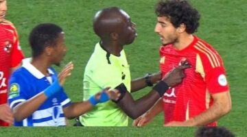 قرار عاجل من الكاف ضد الحكم التشادي بعد دفعه لاعب الأهلي