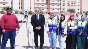 رئيس جامعة سوهاج يتابع مشروعات تخرج طلاب نظم المعلومات الجغرافية