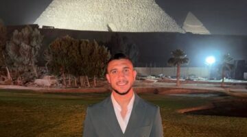 بالبدلة.. رامي ربيعة يشارك جمهوره صورا من أمام الأهرامات
