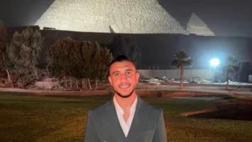 بالبدلة.. رامي ربيعة يشارك جمهوره صورا من أمام الأهرامات