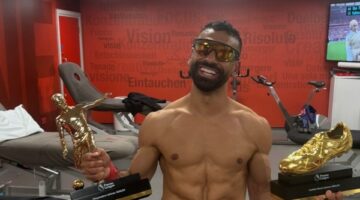 محمد صلاح يحتفل بجائزة هداف الدوري الإنجليزي .. صور