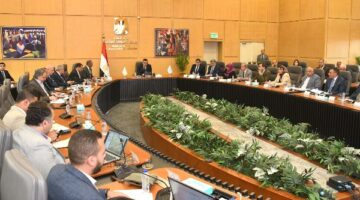 وزير الإسكان يتابع مشروعات مياه الشرب والصرف الصحي بالغربية ودمياط