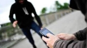 اليوم.. محاكمة موظف أنهى حياة عامل بسبب هاتف محمول