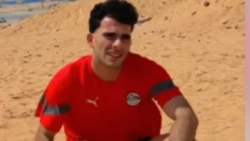 متجاهلا العقوبات.. زيزو يتدرب منفردا على الرمال بتيشرت منتخب مصر