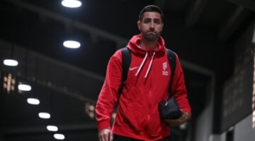 كاستيلس يتوج بالقفاز الذهبي في دوري روشن لموسم 2024-2025