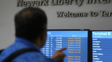 فوضى رحلات نيوارك تُسبب تخفيضات في ميزانيات إدارة الطيران الفيدرالية (FAA) وشركة يونايتد