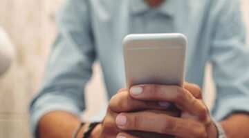 إليكم عواقب استخدام الهاتف في المرحاض