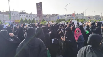 ‘ثورة النسوان في عدن’… تظاهرة تنديداً بتدهور الأوضاع وانقطاع الكهرباء