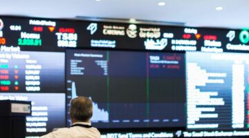 الضغوط مستمرة بالبورصة السعودية رغم تحسن أسعار النفط