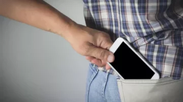 غافله داخل مسجد.. التحقيق مع المتهم بسرقة هاتف شخص بالمعادي