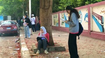 طلاب الإعدادية بالقاهرة يتوافدون على لجان امتحانى الدراسات الاجتماعية والكمبيوتر