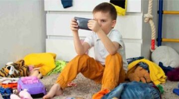 شاشات الهواتف وأطفالنا .. كيف نرشدهم لا نمنعهم؟