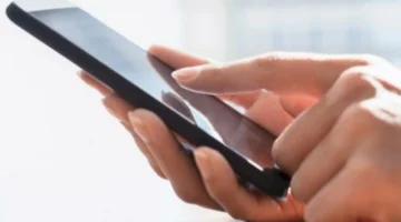 طبيبة تحذر من استخدام الهاتف في المرحاض