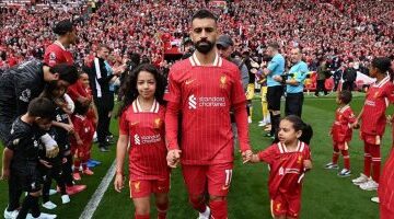 مكة وكيان تشاركان محمد صلاح فى الممر الشرفى أمام كريستال بالاس.. فيديو وصور
