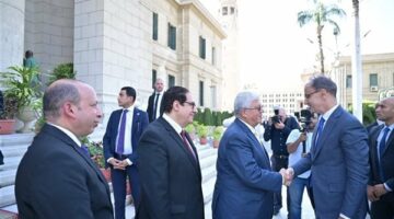 رئيس وزراء صربيا يلقي محاضرة تذكارية في جامعة القاهرة بحضور وزير التعليم العالي