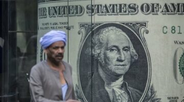 سعر الدولار منتصف اليوم يشعل السوق.. تغيّر مفاجئ بالبنوك وتحركات غير متوقعة في السوق السوداء تُربك المتعاملين