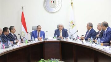وزير التعليم العالي يعقد اجتماعًا مع أعضاء اللجنة العليا لاختيار عمداء المعاهد العليا الخاصة