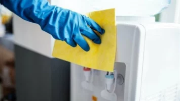 خطوات تنظيف مبرد المياه بأمان