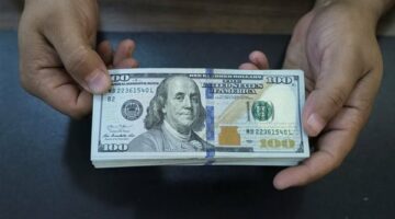 سعر الدولار يسجل رقمًا تاريخيًا اليوم وسط ترقب لتدخل المركزي والسيطرة على السوق السوداء