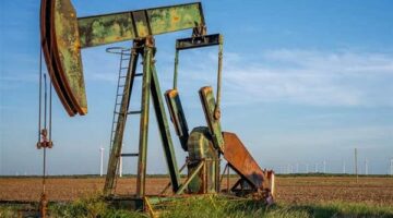 تراجع أسعار النفط 5% بعد هجوم إيراني على قاعدة أمريكية في قطر