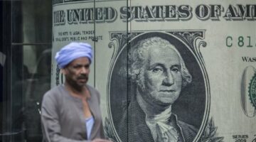 سعر الدولار يتحرك عكس التوقعات