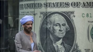 سعر الدولار يتحرك عكس التوقعات