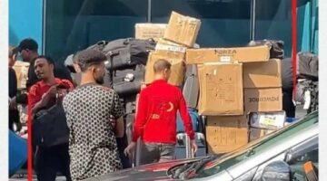 اللاعيبه كان معاهم اكياس أد كده.. صورة تثير غـ ضب جمهور الأهلي والكل يعلق: “كانوا بيعملوا شوبينج”.. “الحق والضلال” يوضح للجمهور ما كان يحدث في بعثة المارد الأحمر