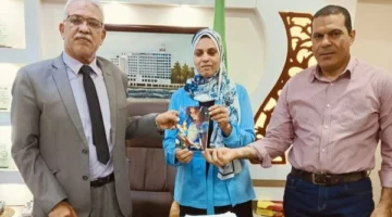 معلمة بالإسماعيلية طورت التعليم الإبداعي بكتاب لأغاني الطفولة