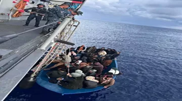 في يوم واحد.. هاتف الإنذار تطالب بإنقاذ 379 مهاجرًا في المتوسط