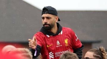 صلاح يتألق في احتفالية ليفربول بلقب الدورى الإنجليزى مع الجماهير.. صور